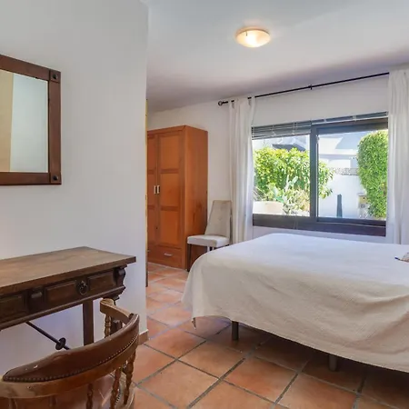 By The 5 Bedrooms Villa Marbella
